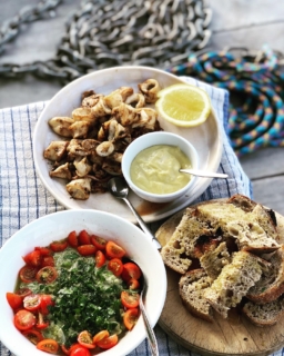 Local Yamba Squid
Garden broad bean, pea purée & toms
Bread Social caraway & rye

Thanks @kombucody